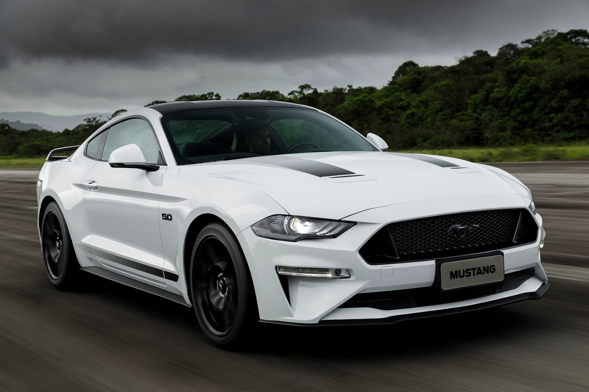 Carro de luxo Ford Mustang Branco em uma estrada